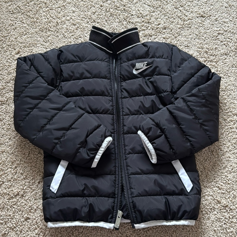 NWOT Nike puff jacket, 🖤🤍 colors, size 6M